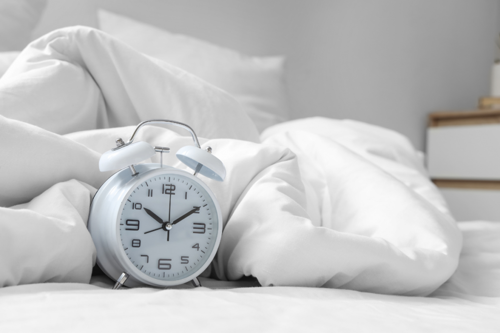 目覚まし時計とベッドの画像