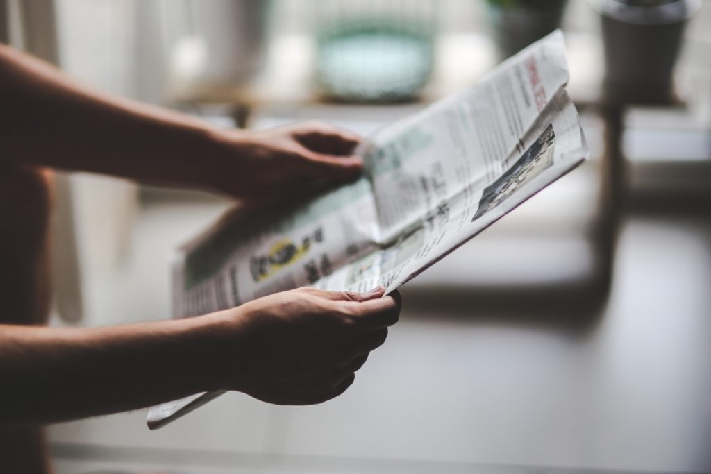 新聞を読んでいる人