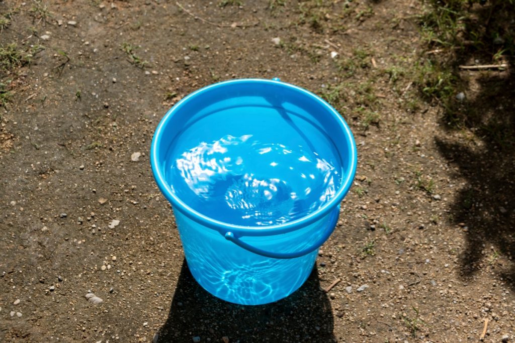 バケツに水を張っている画像